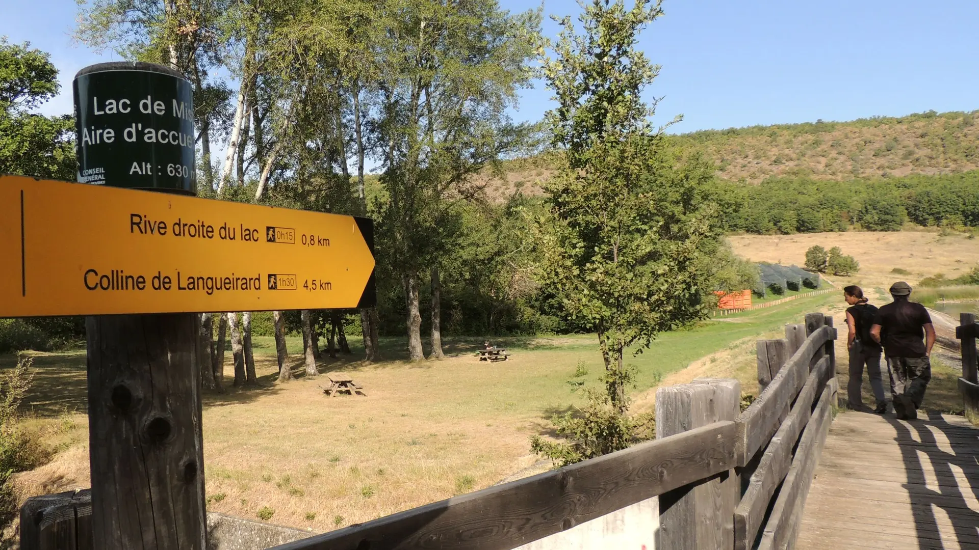 Sentier aménagé avec des plateformes en bois