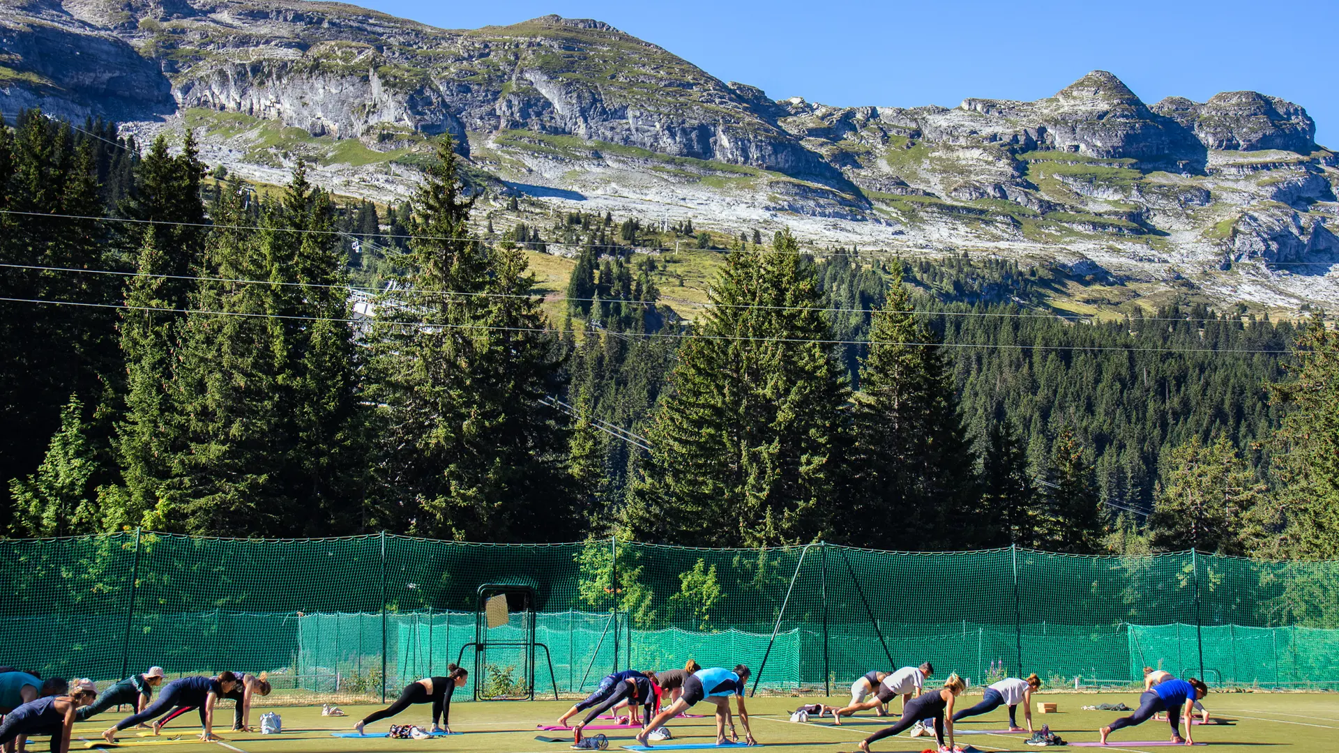 La position de runner lunge au milieu des montagnes