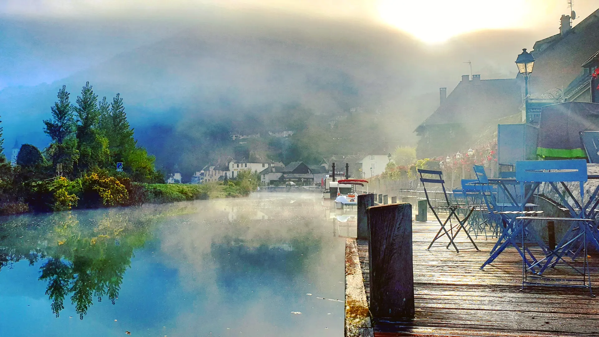 Terrasse au bord du Canal de Savières