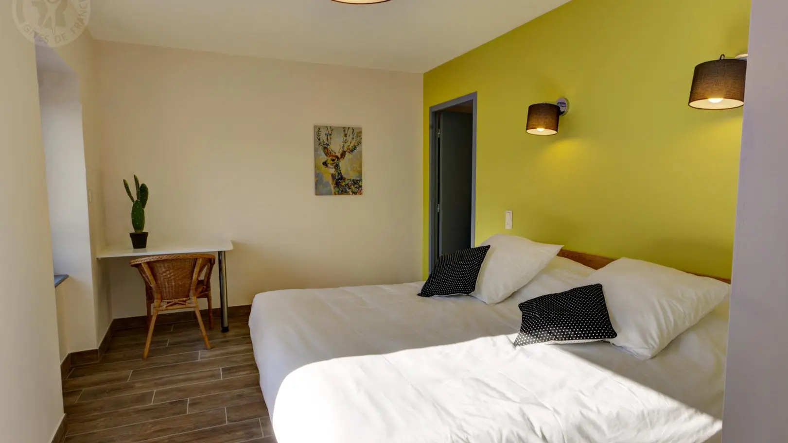 Chambre La Ramie : 1 lit 180 avec sanitaires complets et privatifs à la chambre.