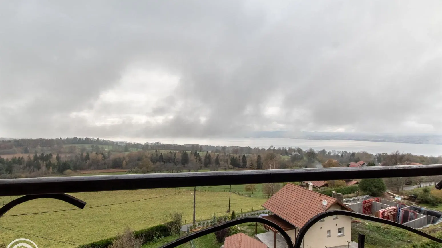 Vue sur le lac depuis le gîte (également possible par temps couvert..!)