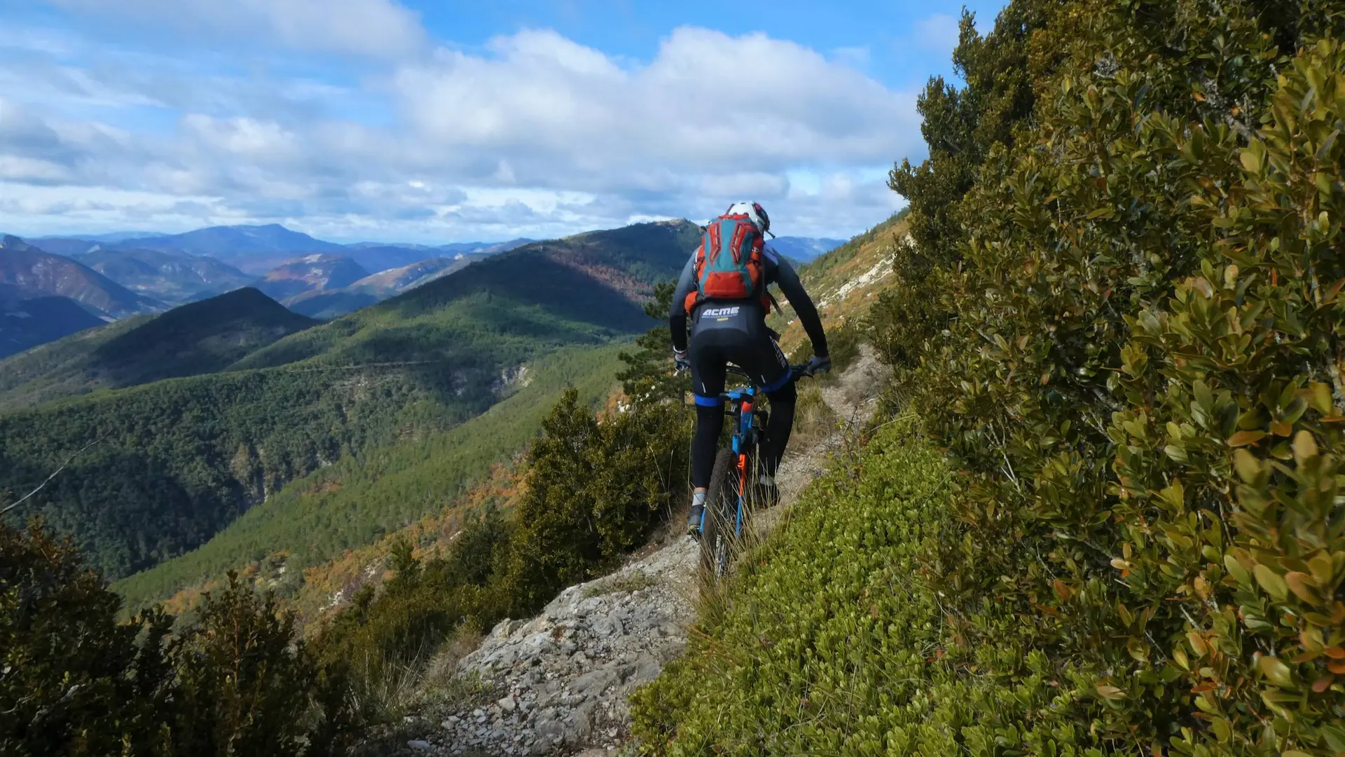 Sentier étroit et panoramique