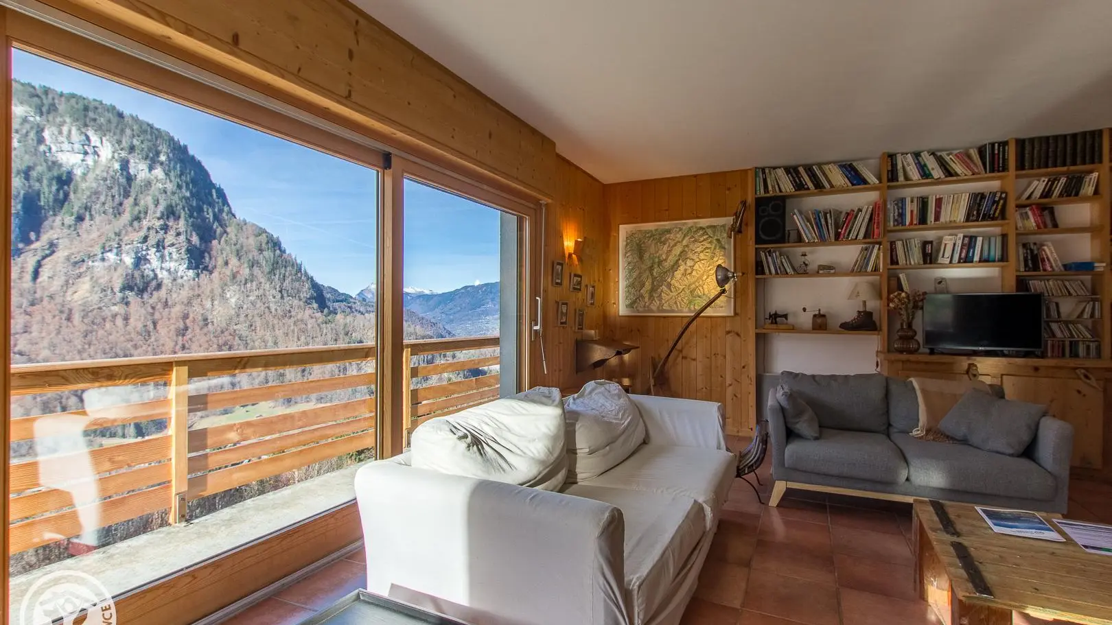 Une vue panoramique sur toute la vallée depuis le salon. L'été la course du soleil suit la montage, magique!