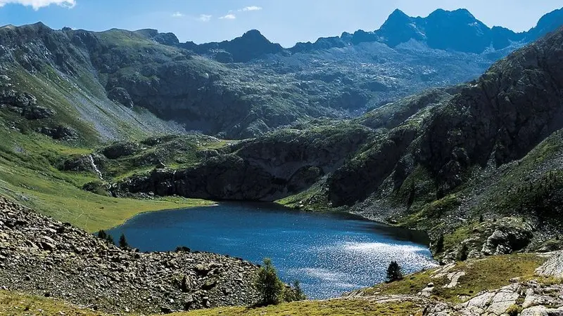 Lac de Vens (2380 m), son refuge, au fond à droite la brèche Borgogno (2944 m)