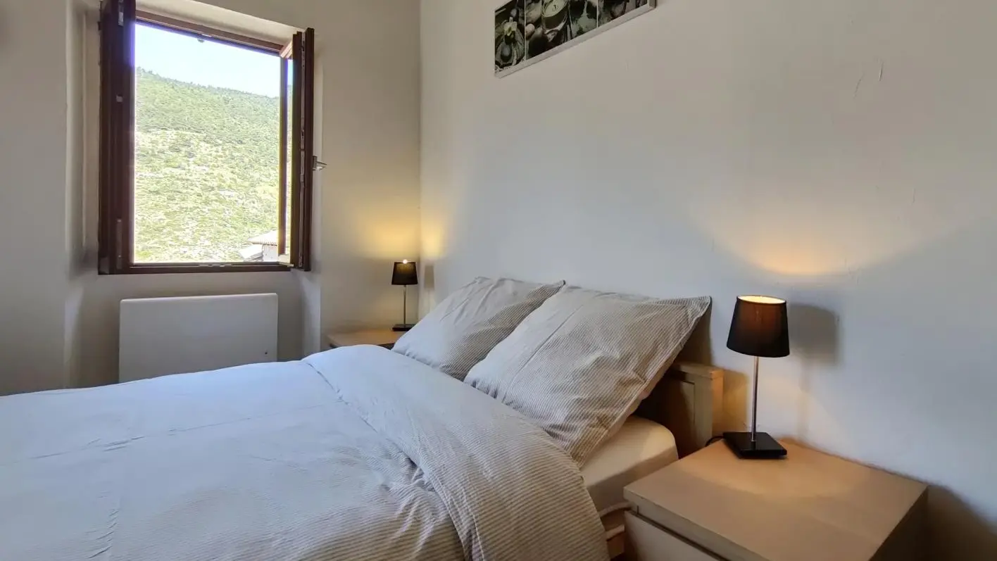 Couchage lit double dans pièce principale Le Planet 2 d'Ilonse - Gîtes de France Alpes-Maritimes