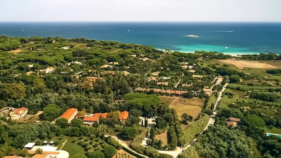 Vue aérienne mer et Village Vacances