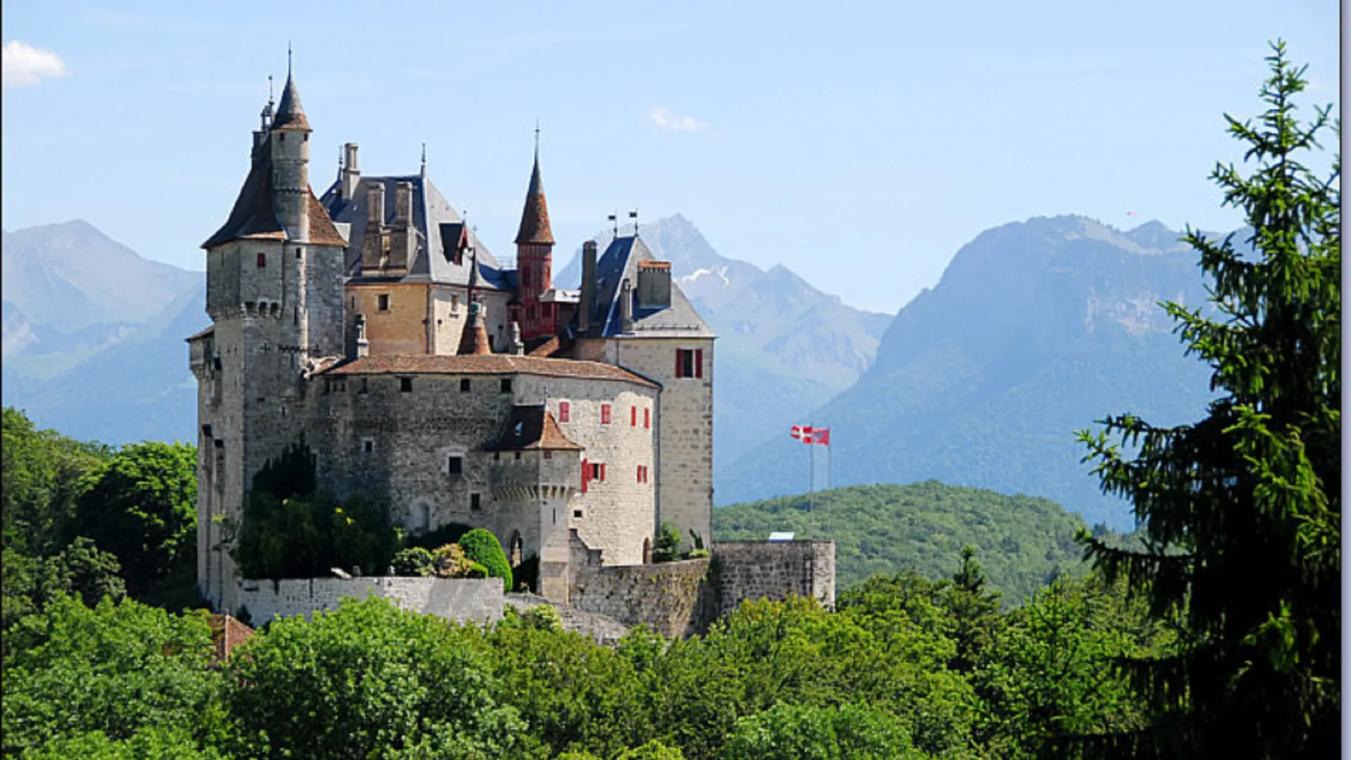 Chateau de menthon vu du Col de Bluffy