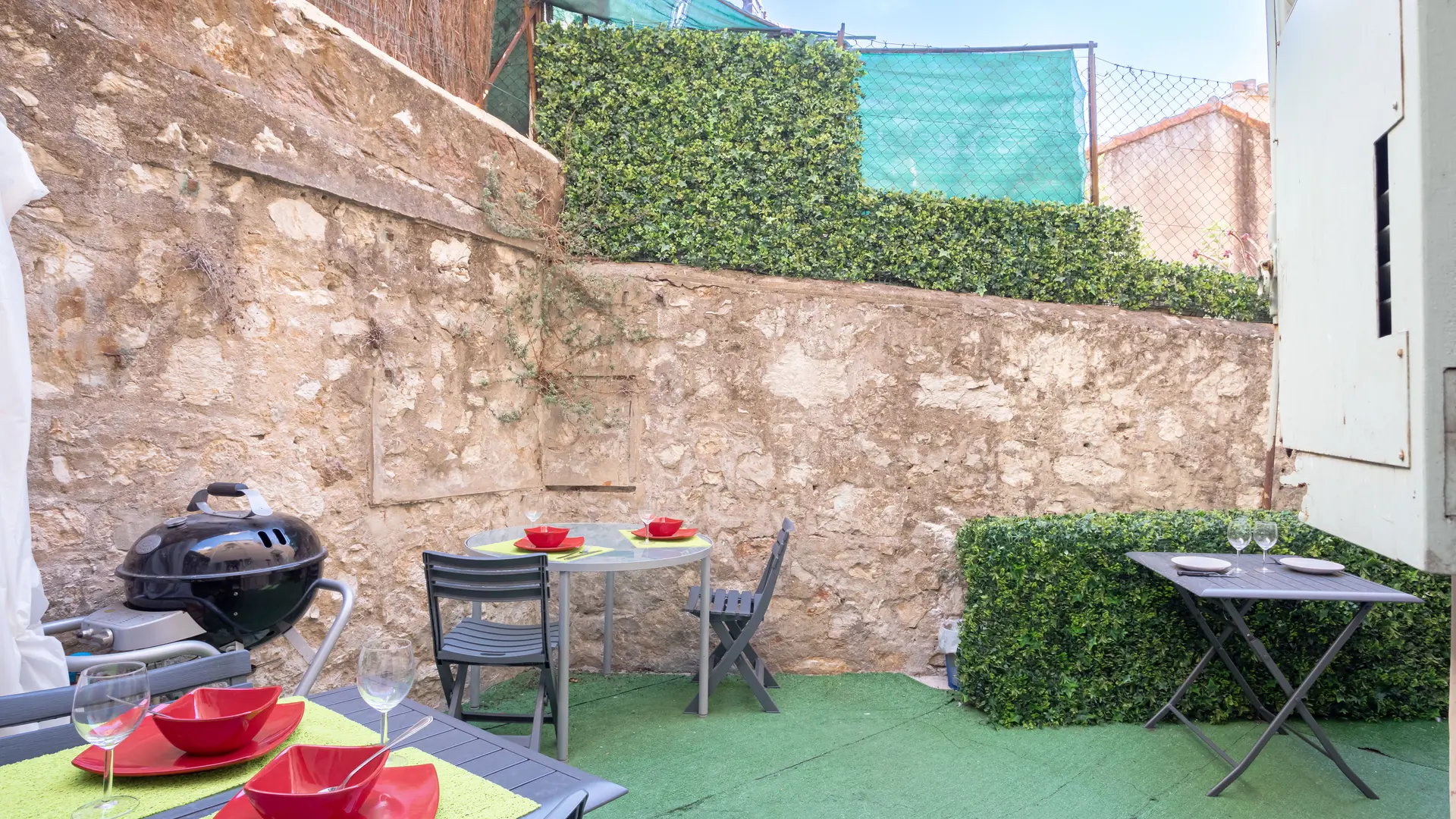 Cour aménagée avec tables et chaises