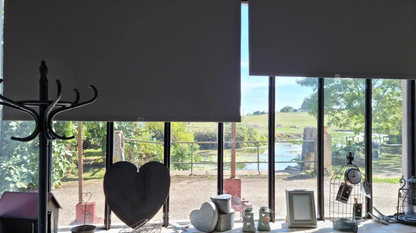 Vue de la cuisine, la verrière traduit l'esprit du Moulin qui était en activité autrefois.
