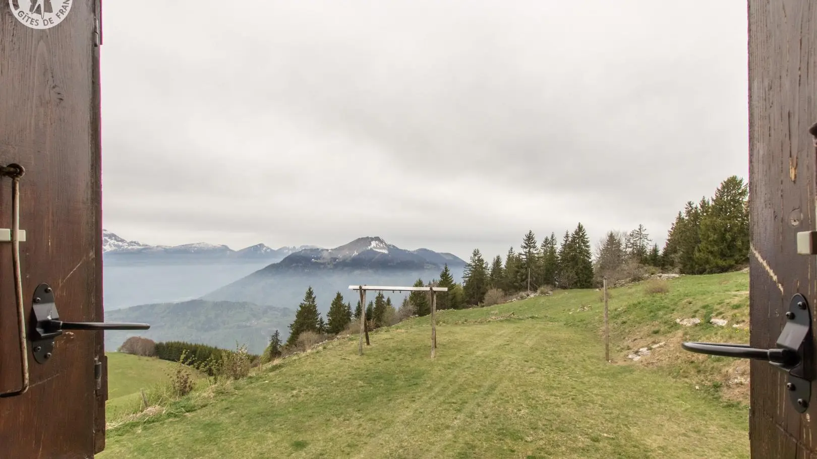 Vue ouest depuis la cuisine séjour sur le Môle et la chaine du Jura en arrière plan