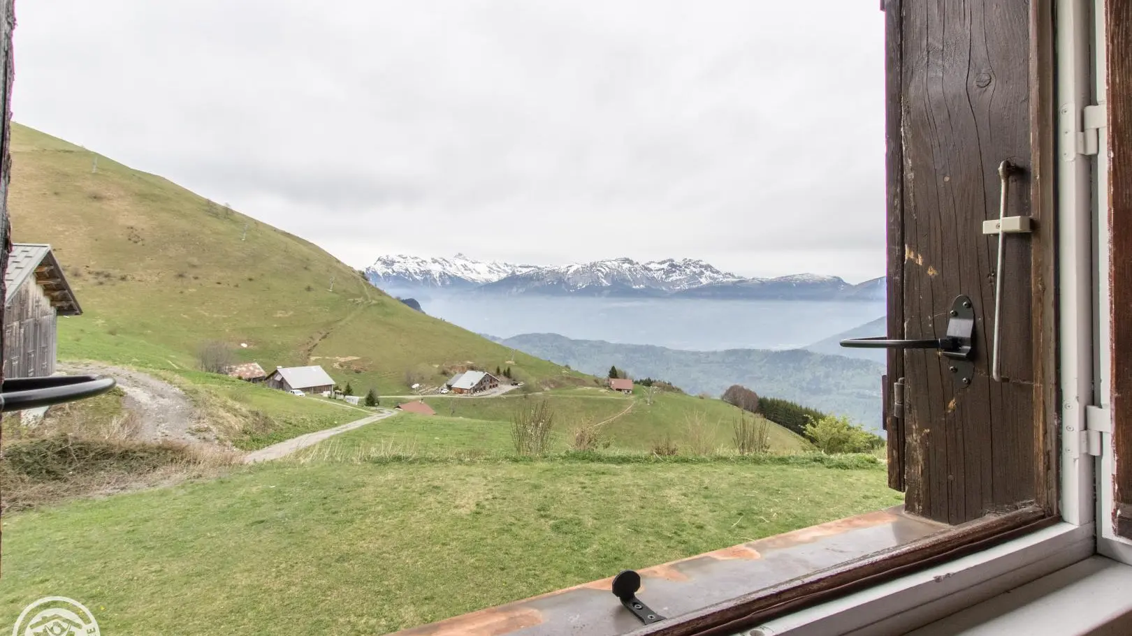 vue depuis la fenêtre de la cuisine et séjour