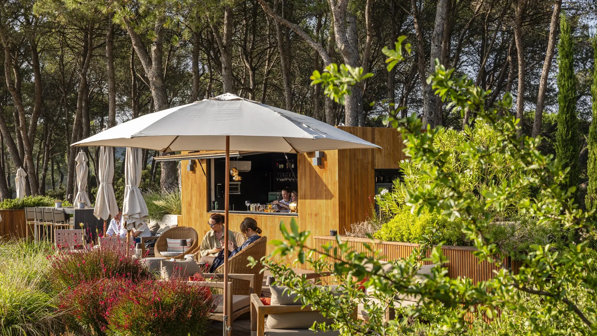 Domaine La Pierre Blanche - L'Ambar Sunset Lounge_Eygalières_terrasse