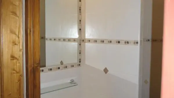 La salle d'eau avec douche à l'italienne