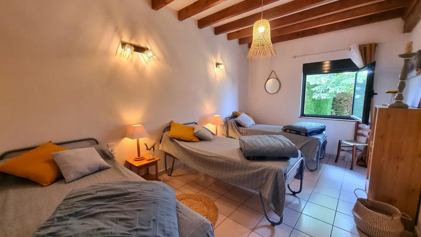 Chambre 5 : 3 lits 90.