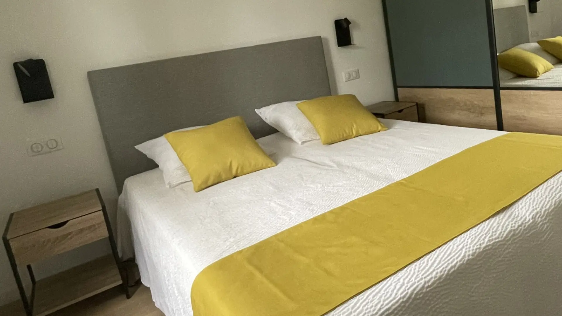 Gîte entre deux eaux_L'Isle-sur-la-Sorgue chambre jaune