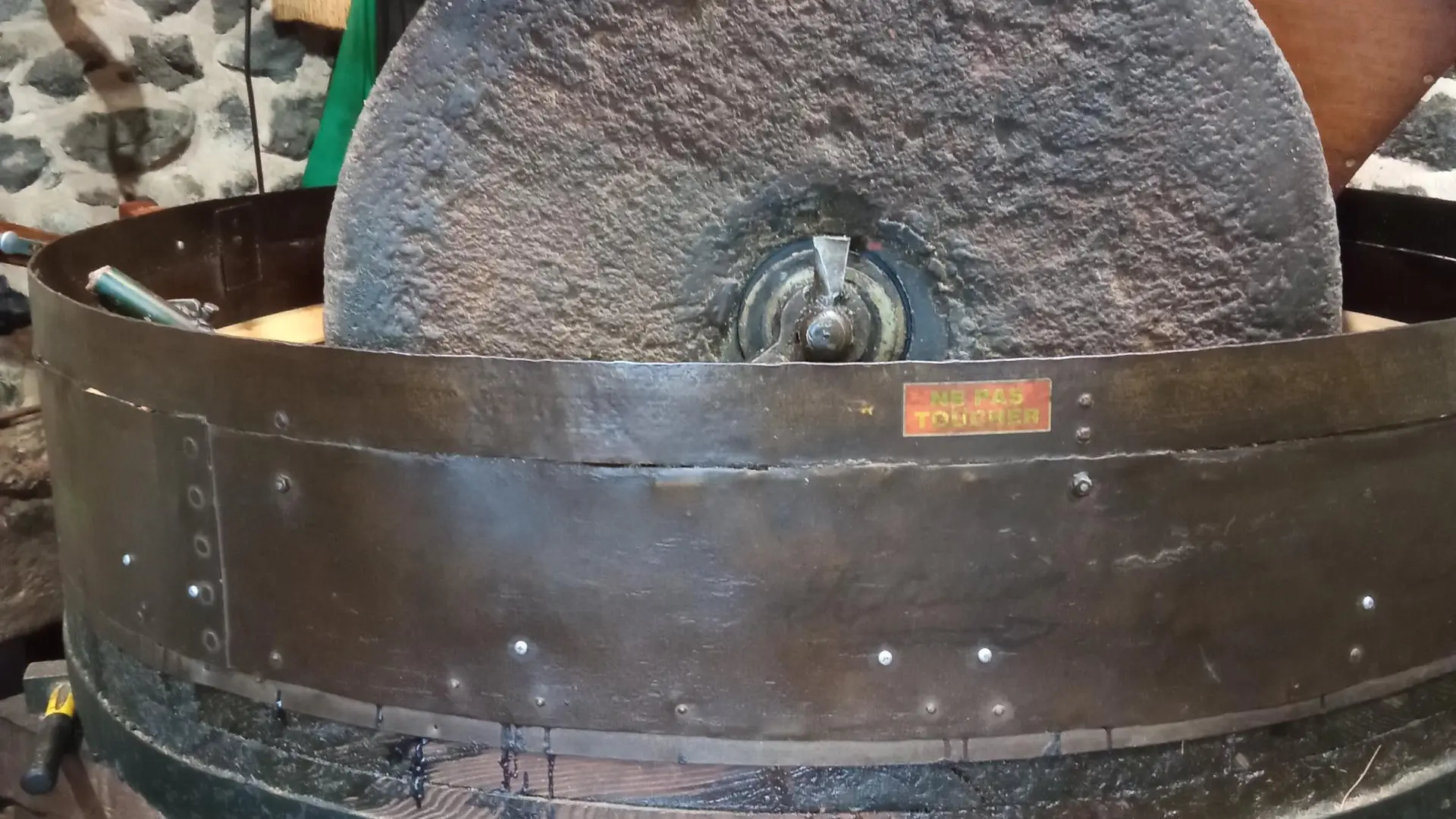 Etape 1 - Ecraser les cerneaux avec la Meule en Arkose