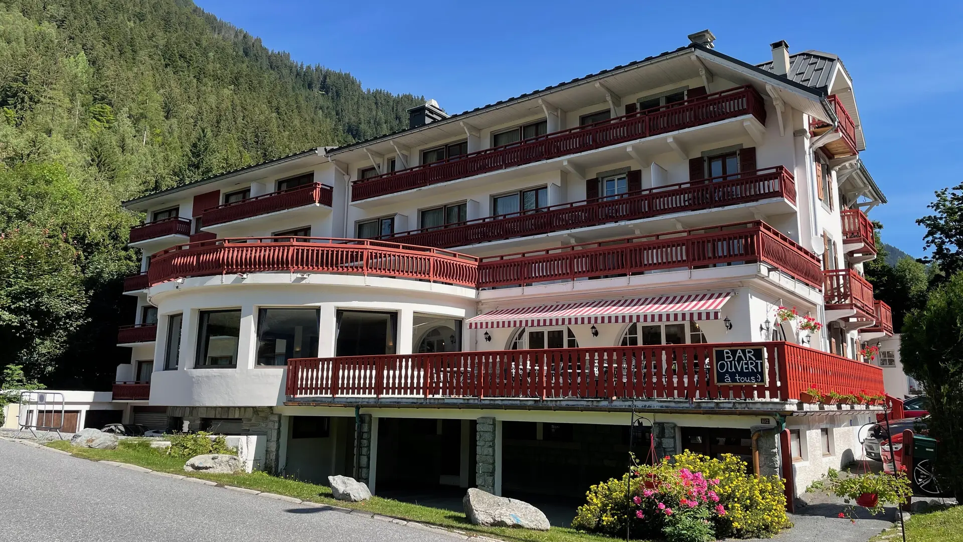 Facade vue de la rue Mummery en été