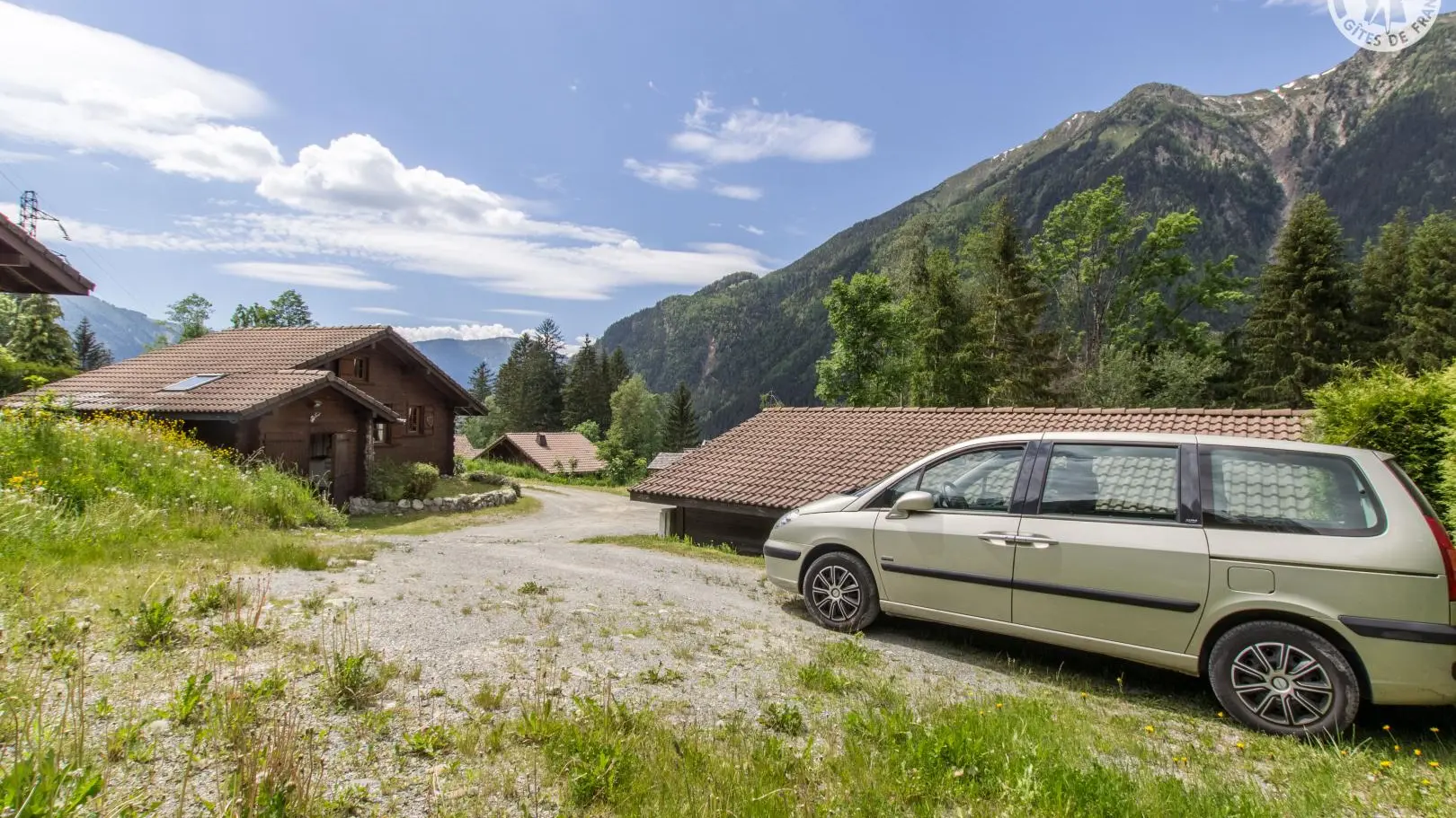 Place de parking située sur l'arrière du chalet