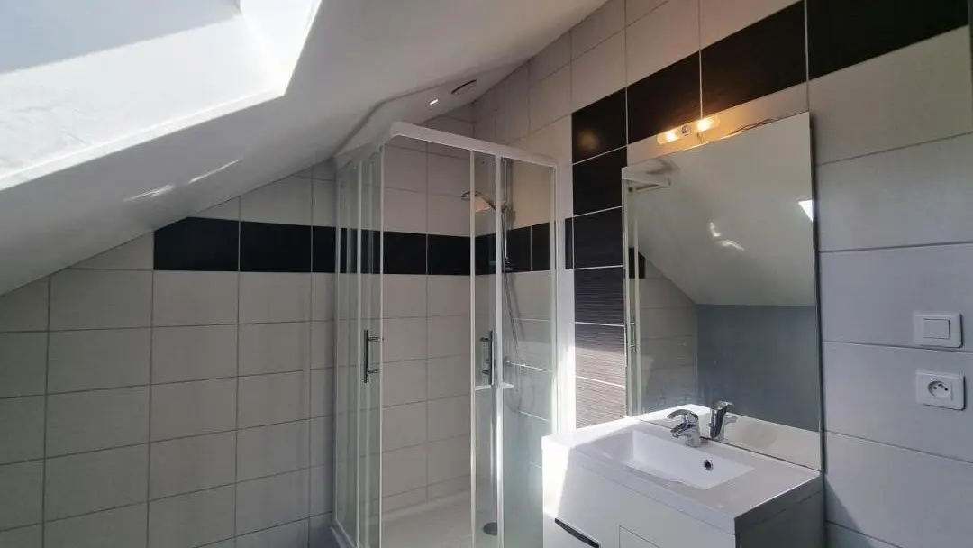 2nd niveau : salle d'eau niveau côté dortoir.