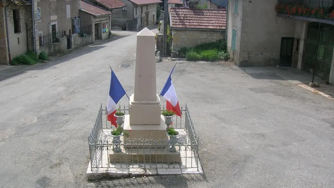 place du village où se trouve le gîte ( vue du gîte)