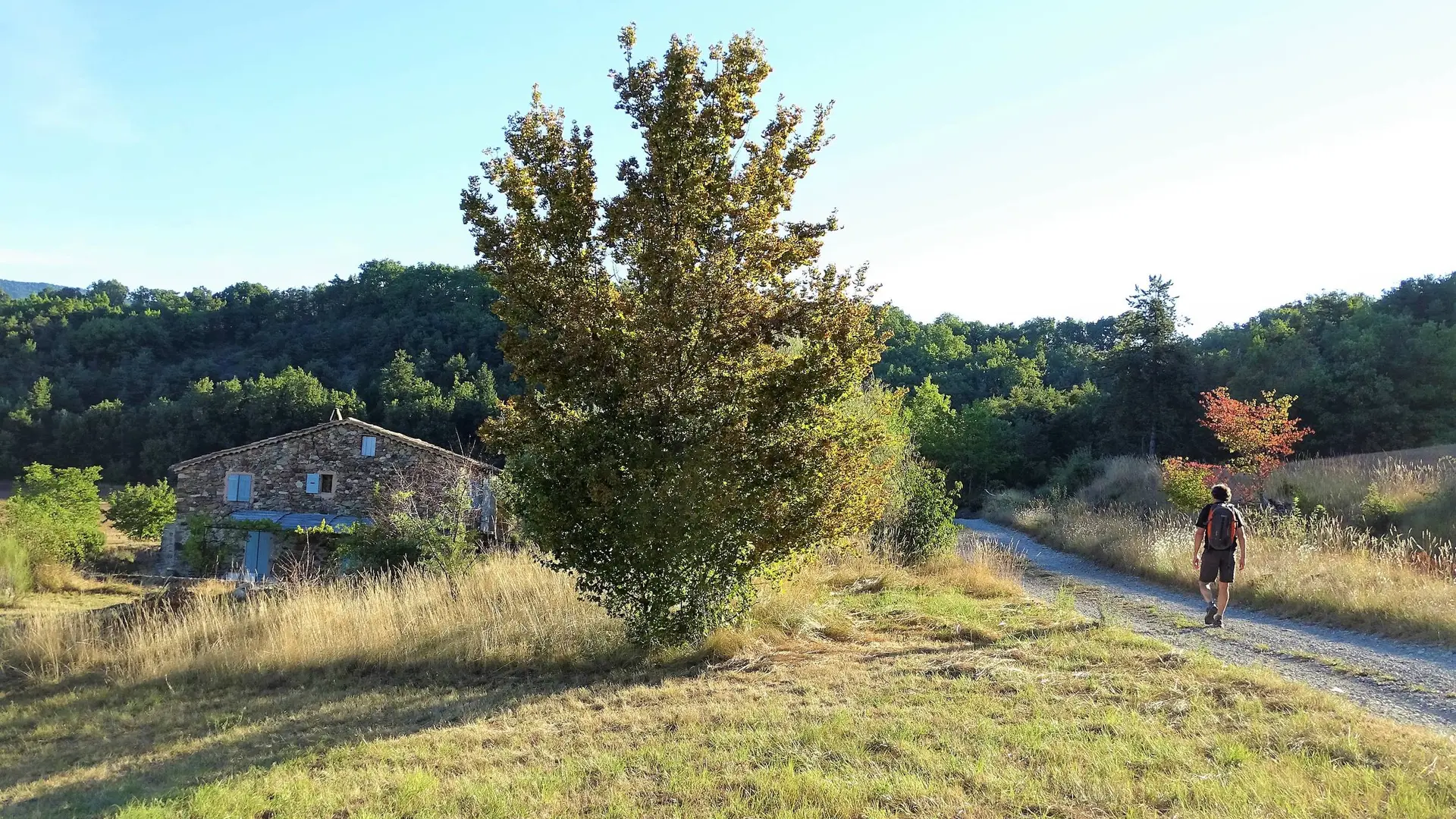 De très belles bâtisses en pierre sur le chemin