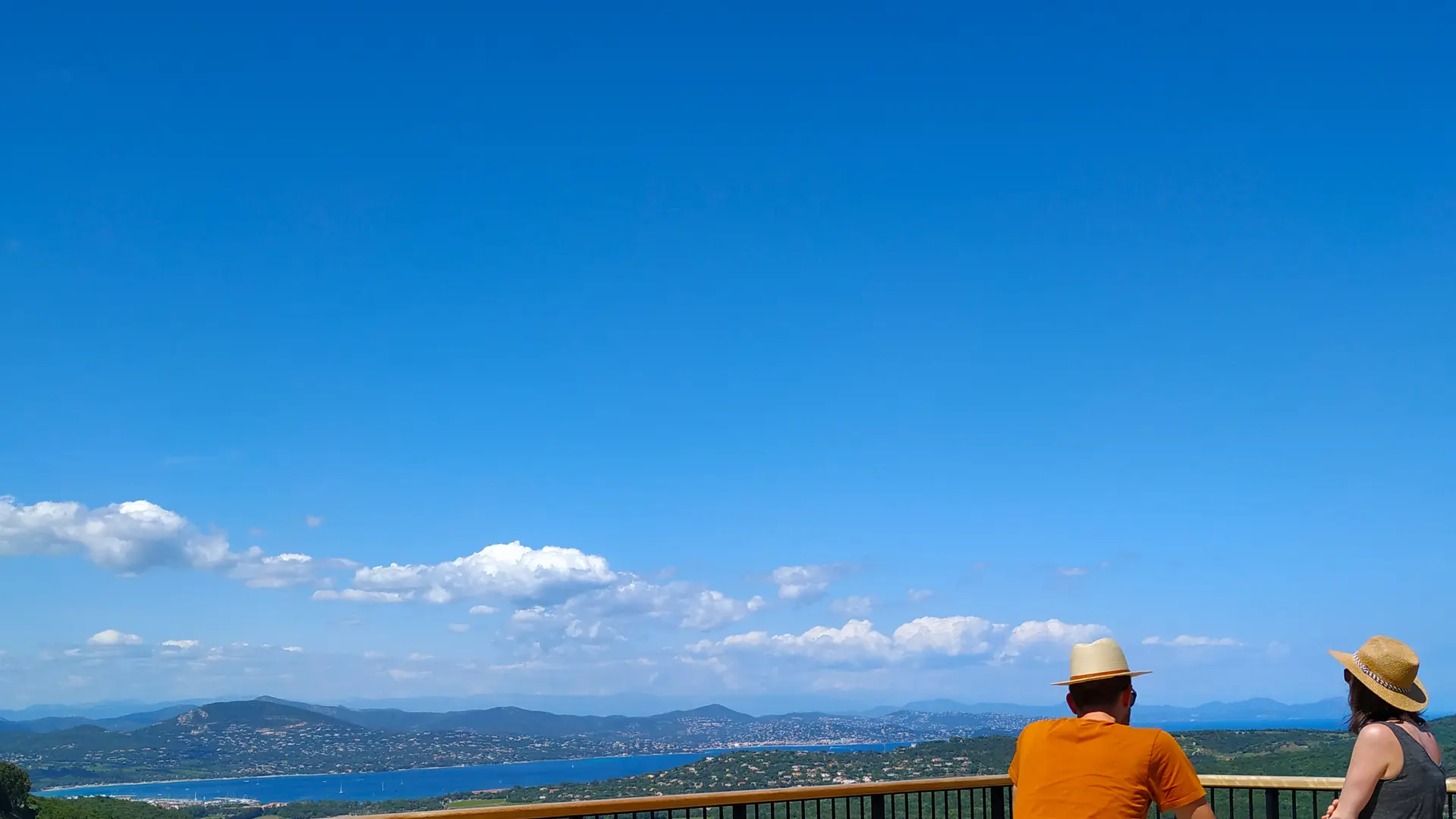 Terrasse de l'office de tourisme de Gassin - https://