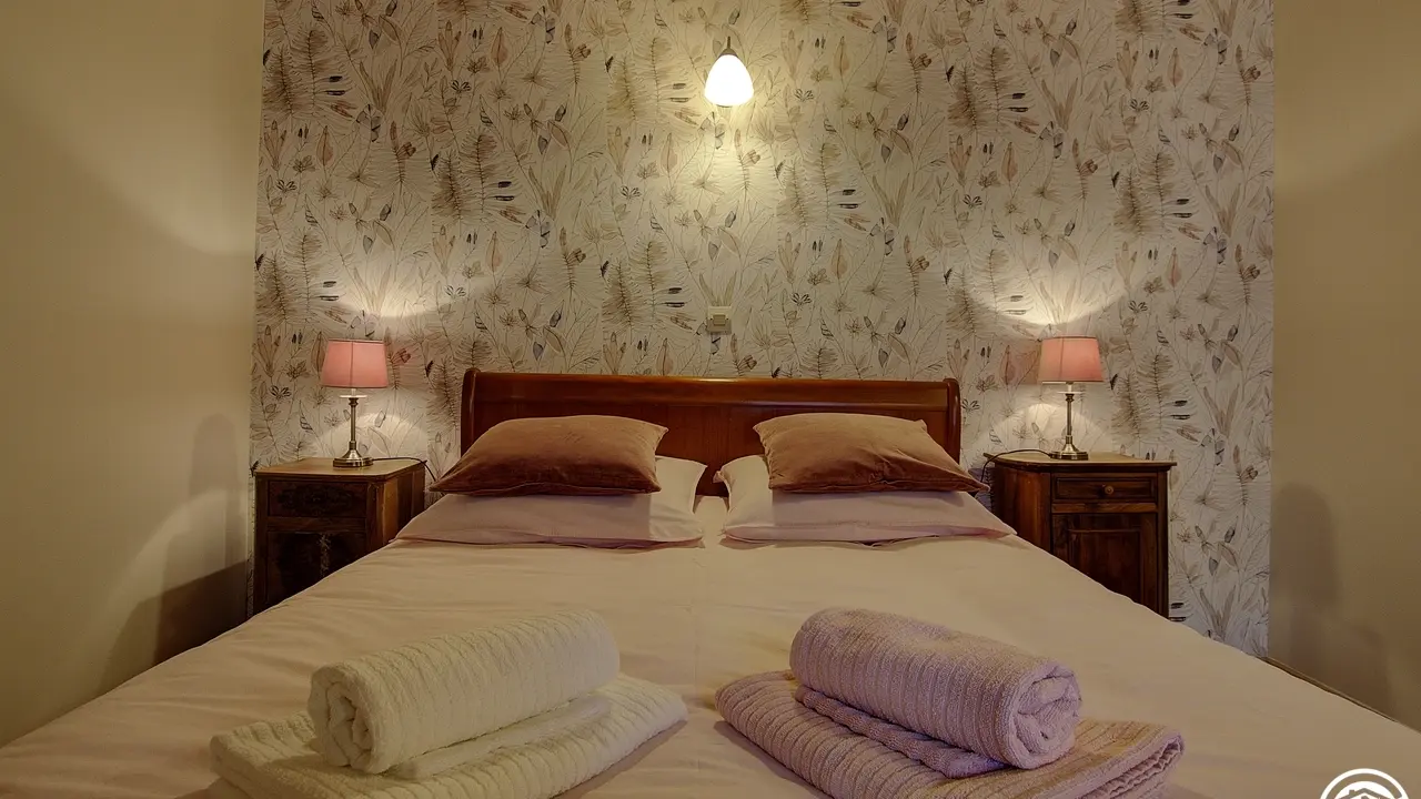 1ère chambre (lit 2 couchages 140x190)