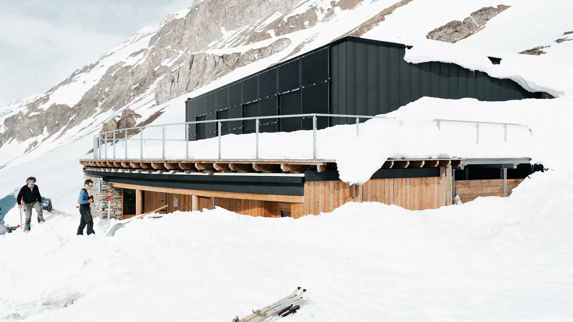 Refuge de Prariond en hiver sous la neige