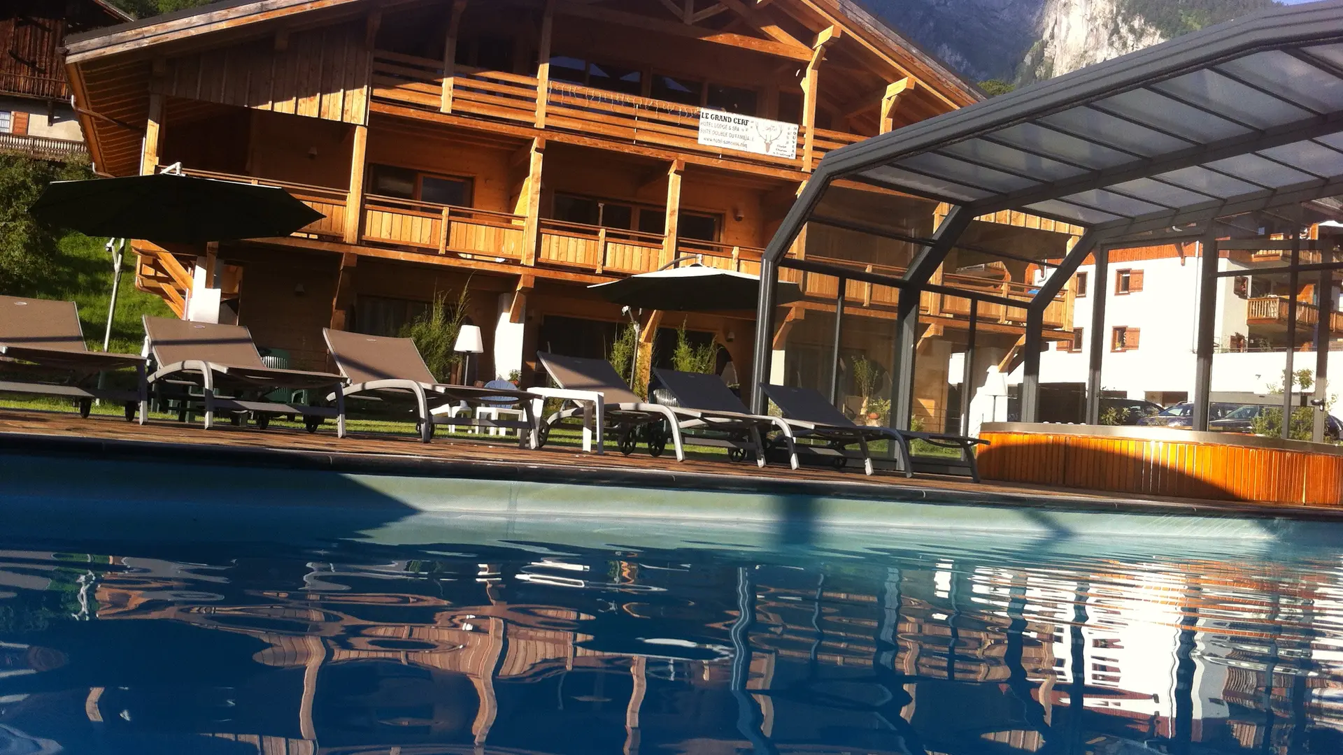 Vue sur la piscine d'été