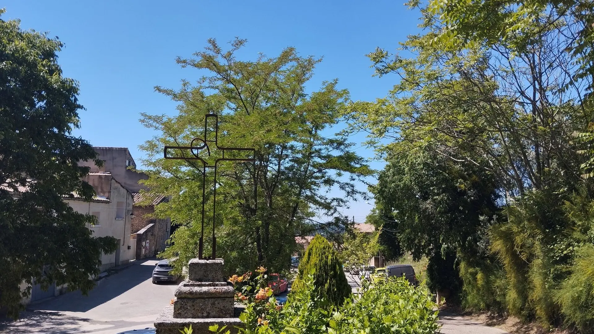 Croix forgée à l'arrivée sur Robion