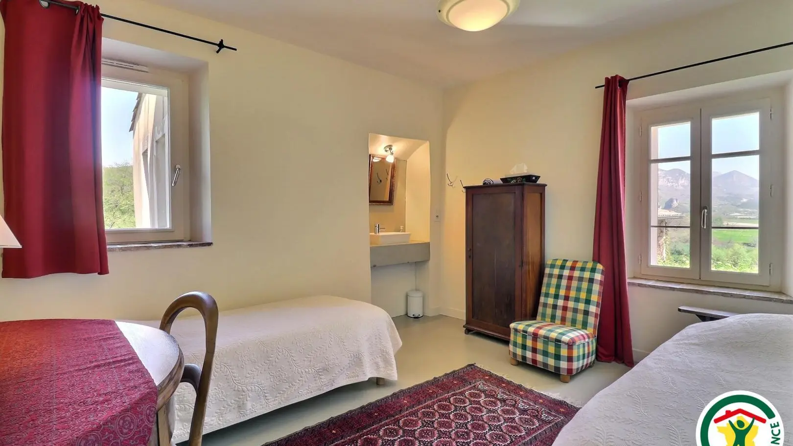 Chambre ALSACE avec deux lits simples (2x90x190), lavabo dans la chambre. WC sur le palier et salle d'eau dans la chambre DRÔME