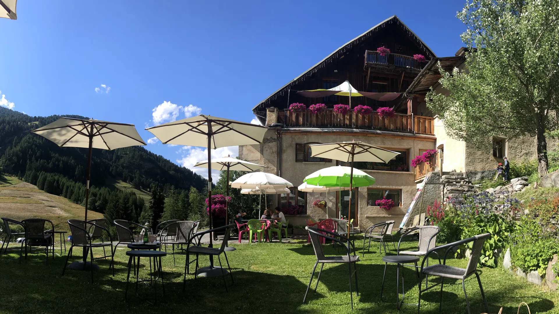 Vue d'extérieur-Jardin de l'Hôtel et Restaurant