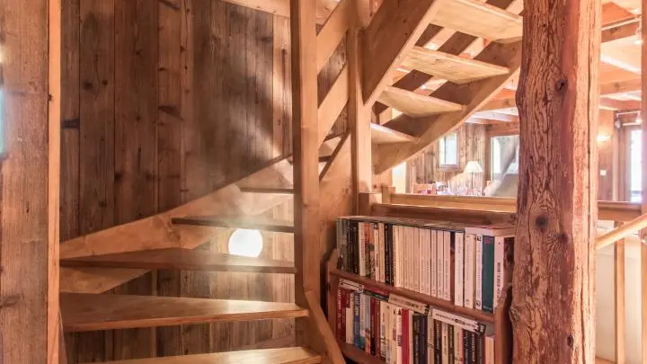 Escalier menant à l'étage du gîte
