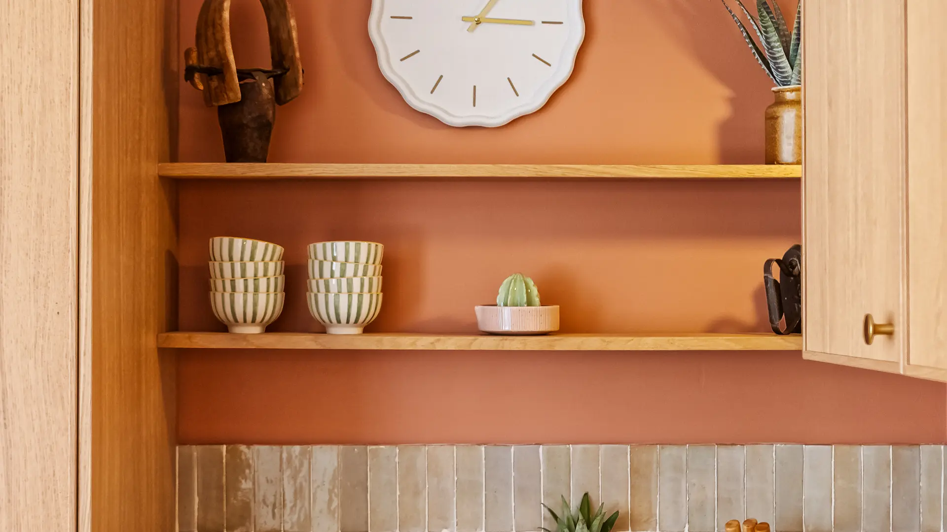 Espace petit-déjeuner avec bouilloire, grille-pain et cafetière Nespresso