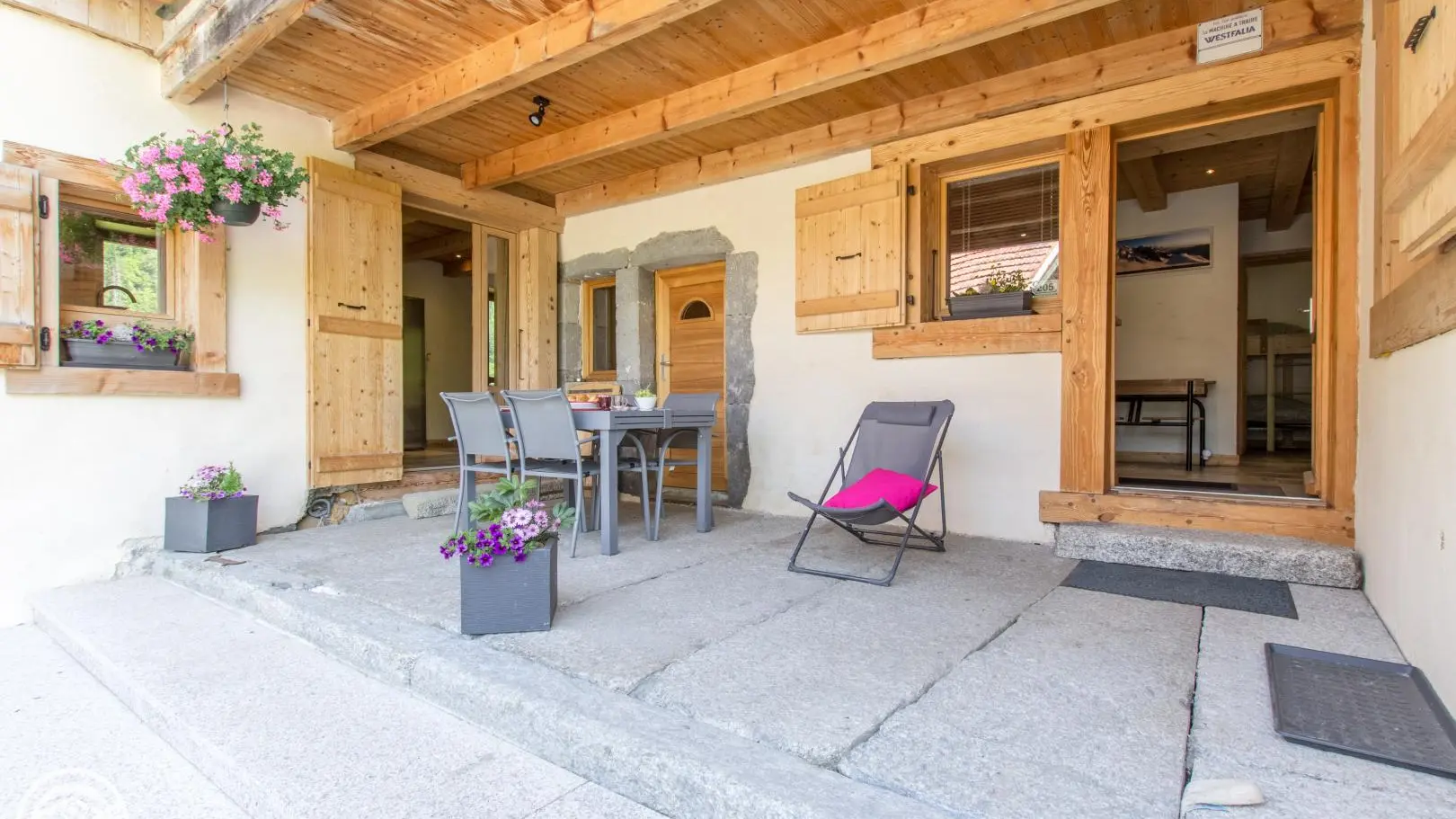 Terrasse couverte + entrée du gîte