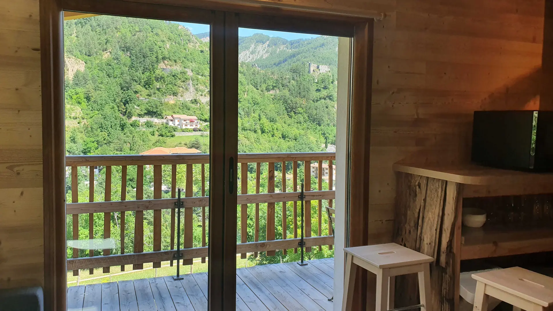 Le Colorado-Accès terrasse-Guillaumes-Gîtes de France des Alpes-Maritimes