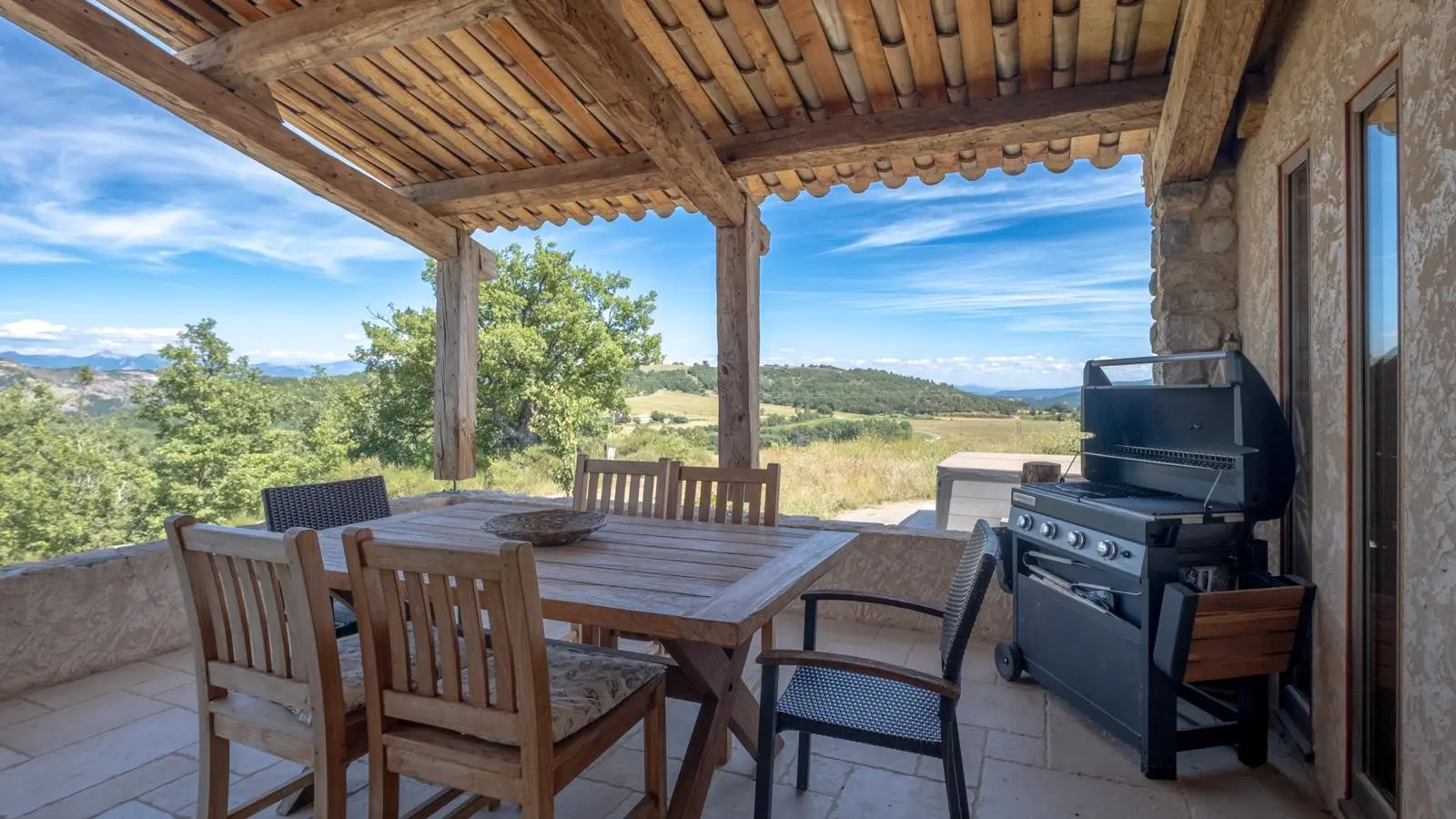 Coin repas sur la terrasse