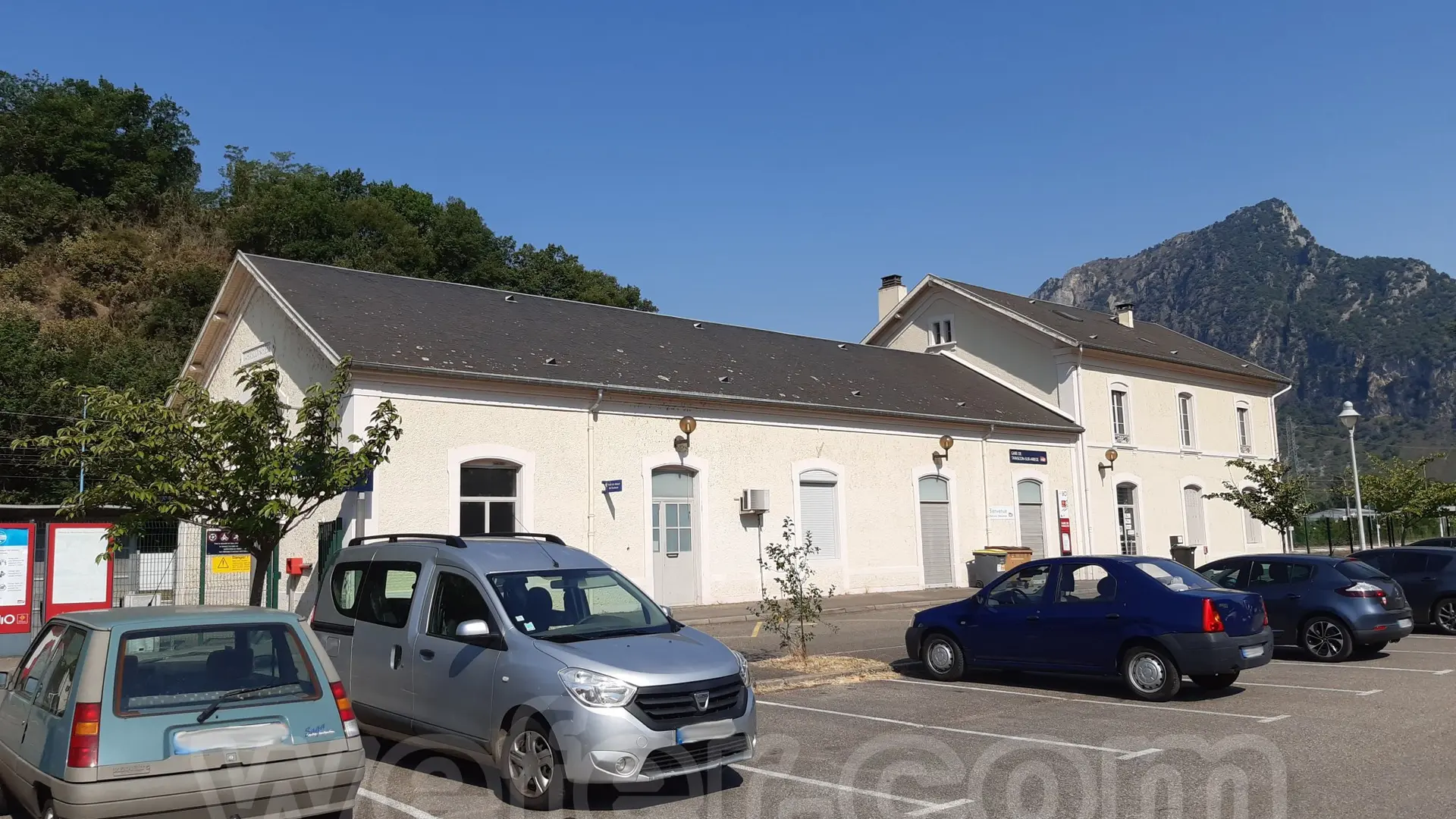 Gare SNCF Tarascon sur Ariège côté parking