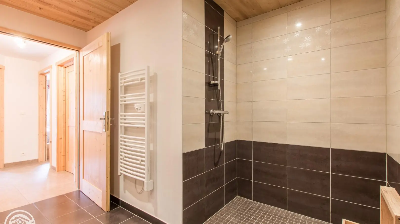 Grande salle de bain avec douche italienne