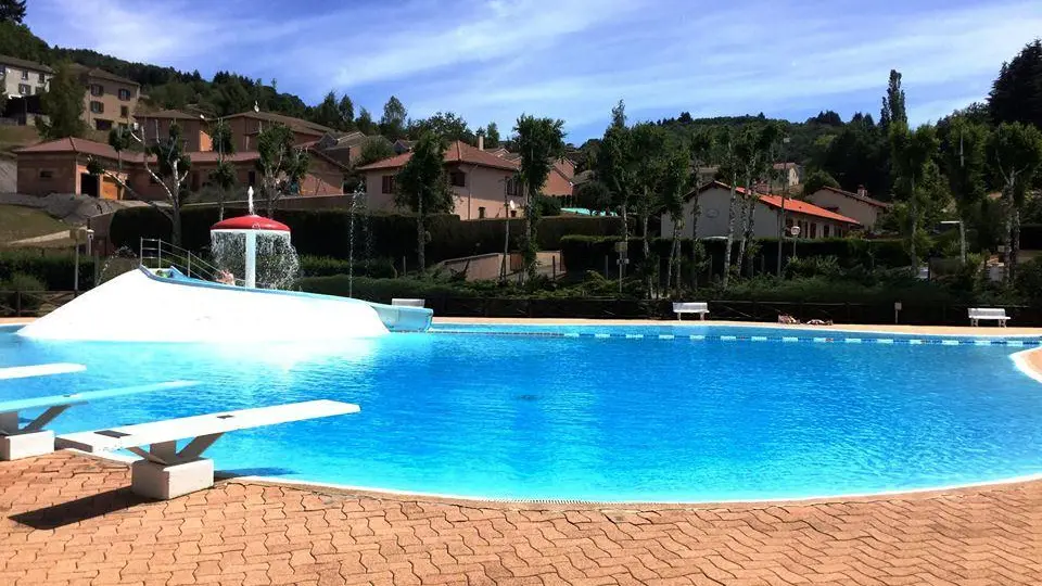 Piscine de Saint-Just-en-Chevalet située à 8 kms du gîte