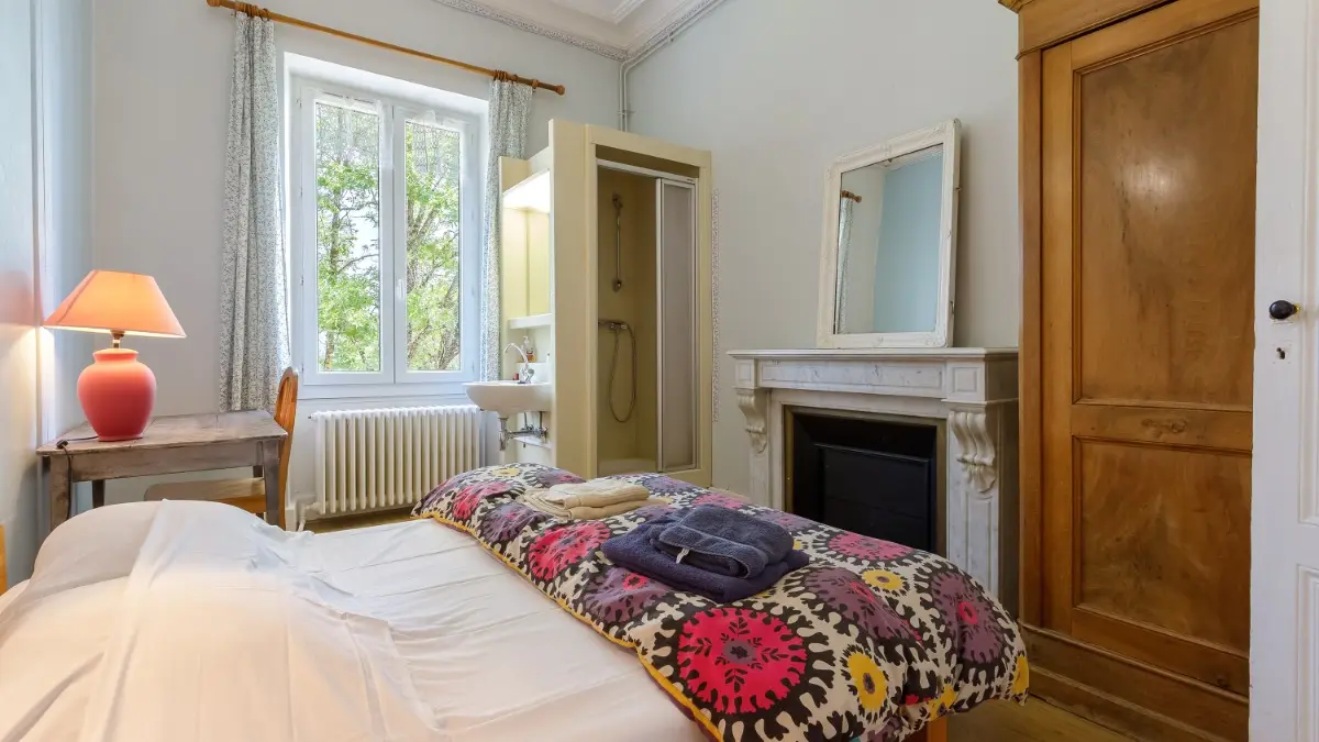 chambre N°5 1 lit double avec douche et lavabo
