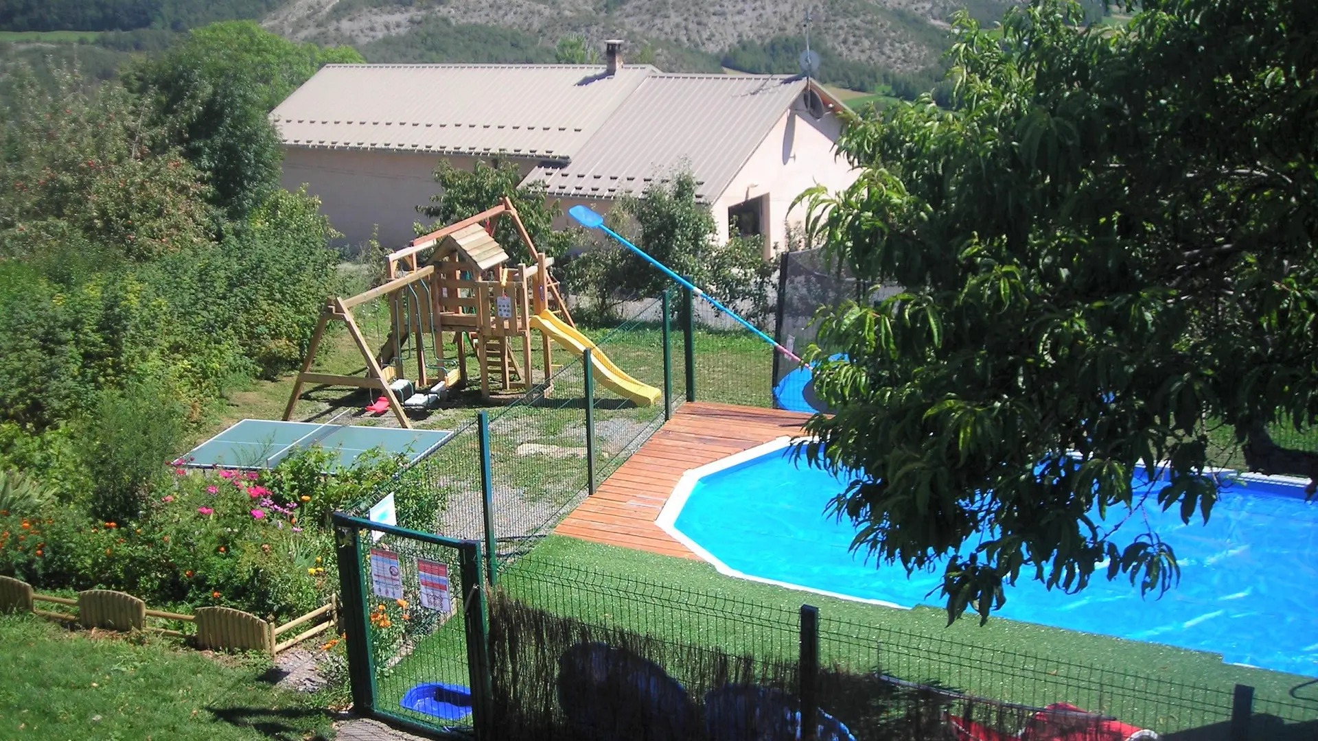 Piscine plein air et jeux d'enfants