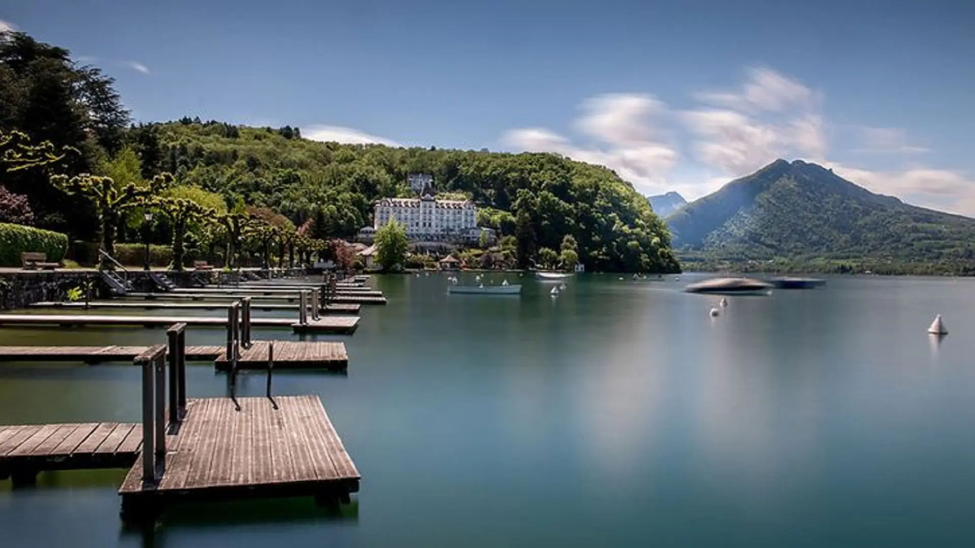 Ponton lac Menthon saint bernard