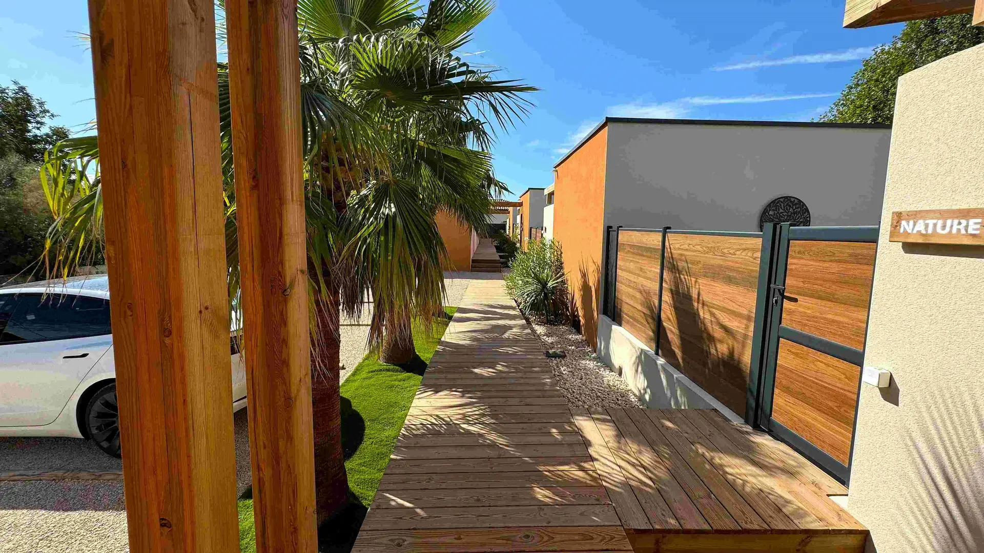 Daya Lodge - Lodge nature_L'Isle-sur-la-Sorgue entrée extérieur cheminement en bois