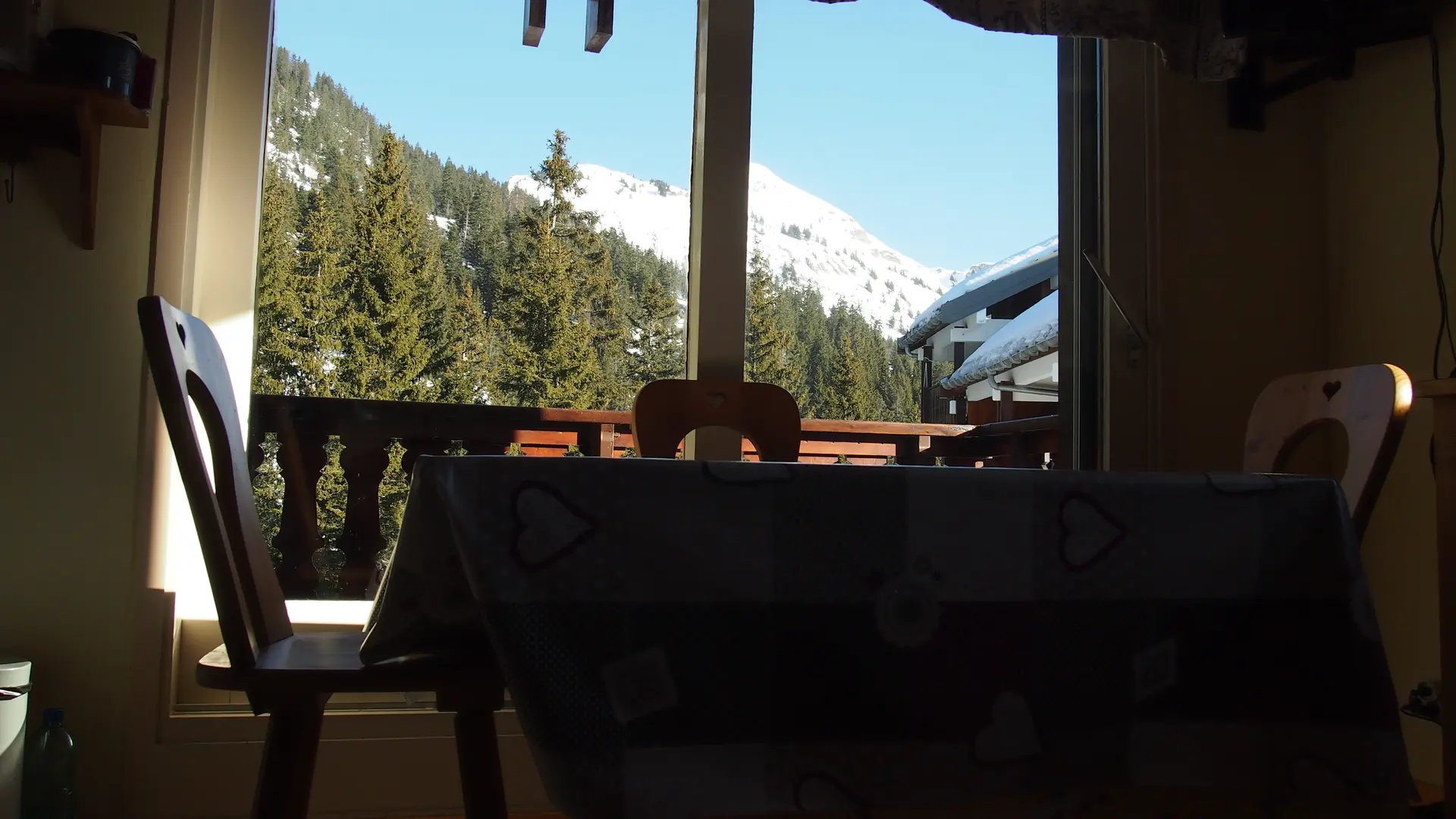 Salle à manger et vue extérieure