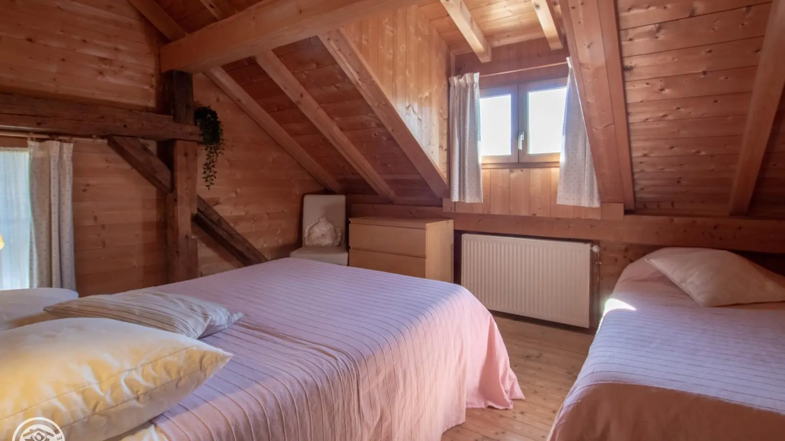 A l'étage. Chambre 2. 
1 lit 140 et 1 lit 90.
