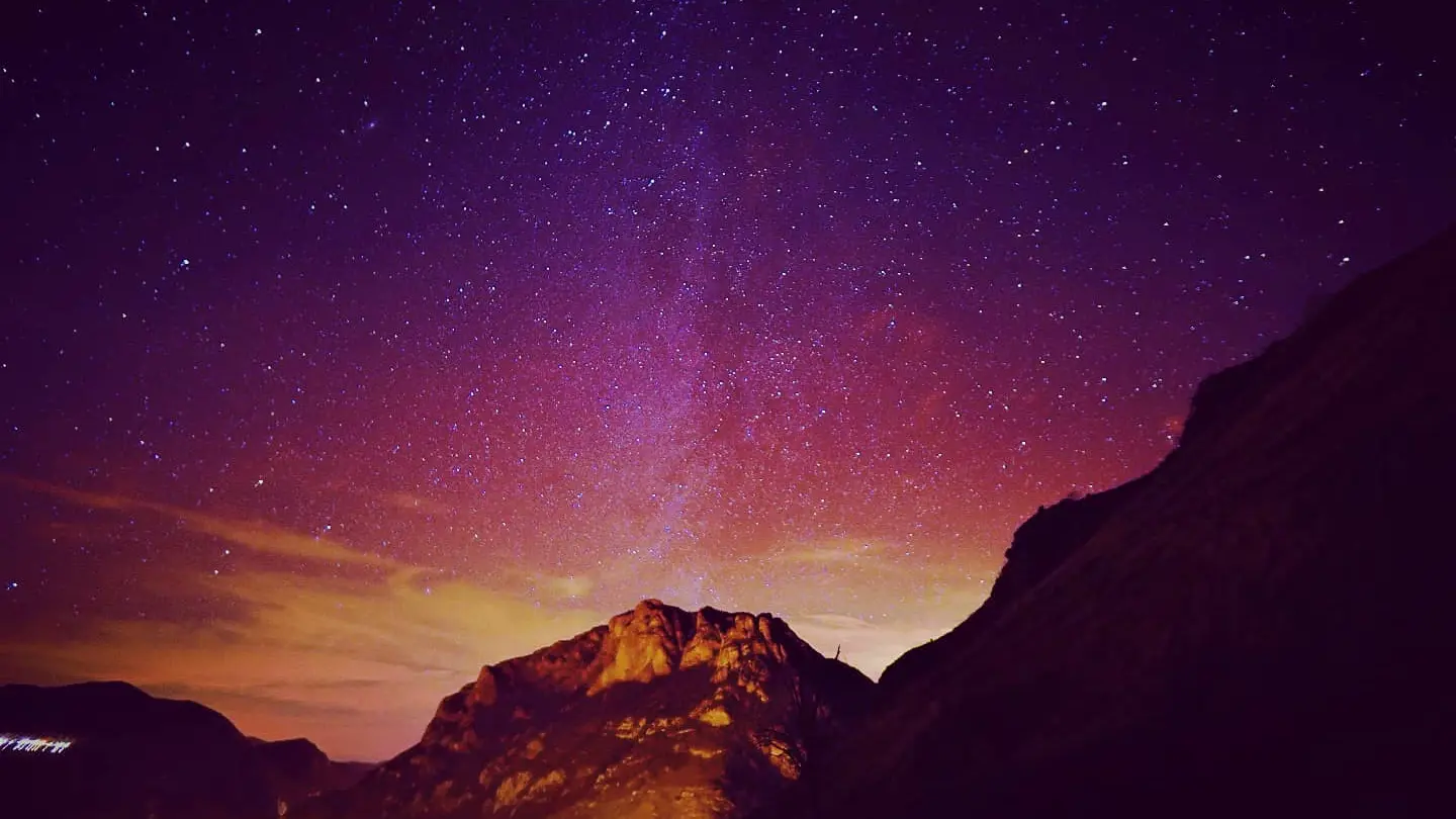 Paysage de montagne de nuit en écobuage