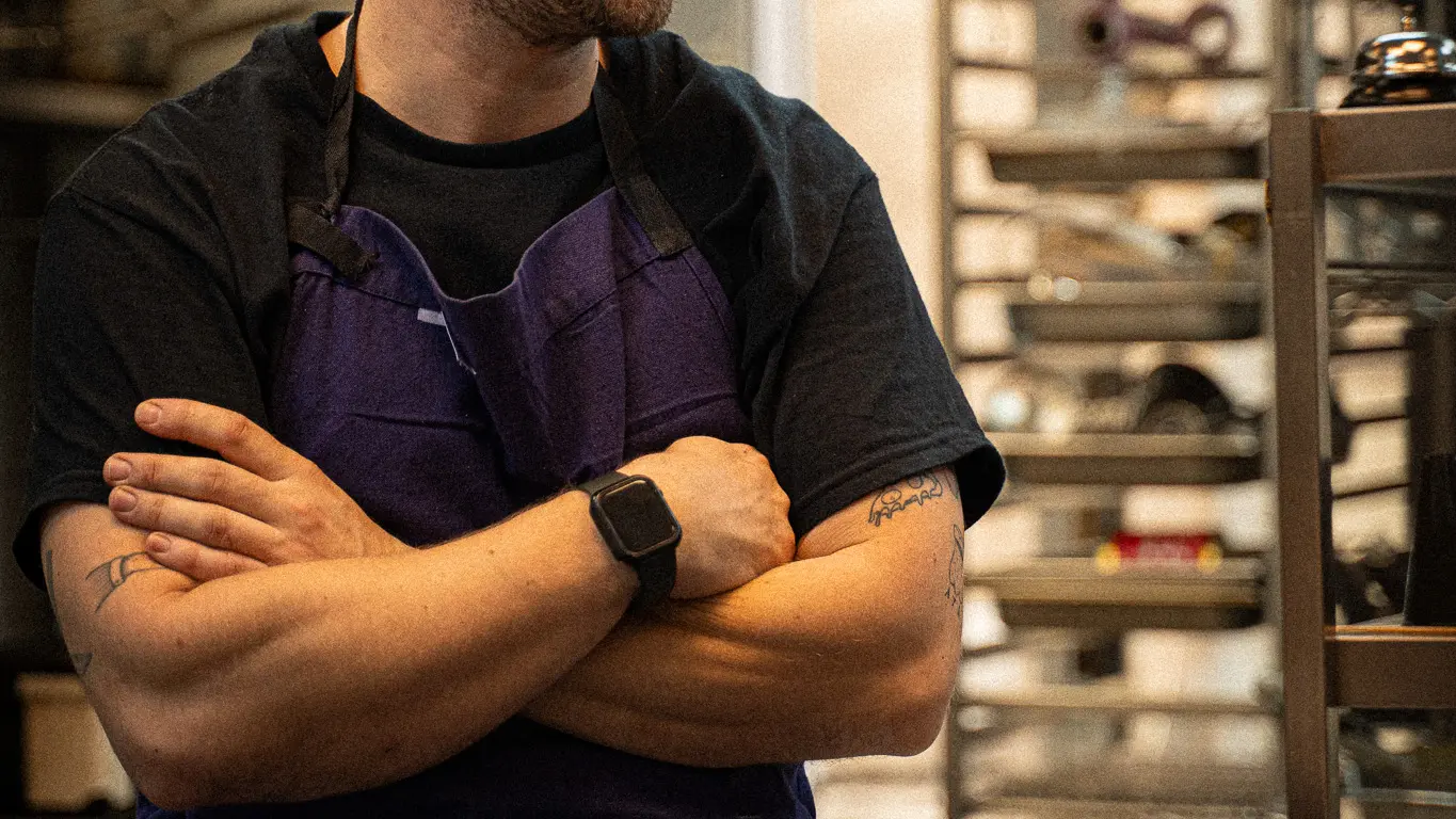 chef en tablier dans sa cuisine