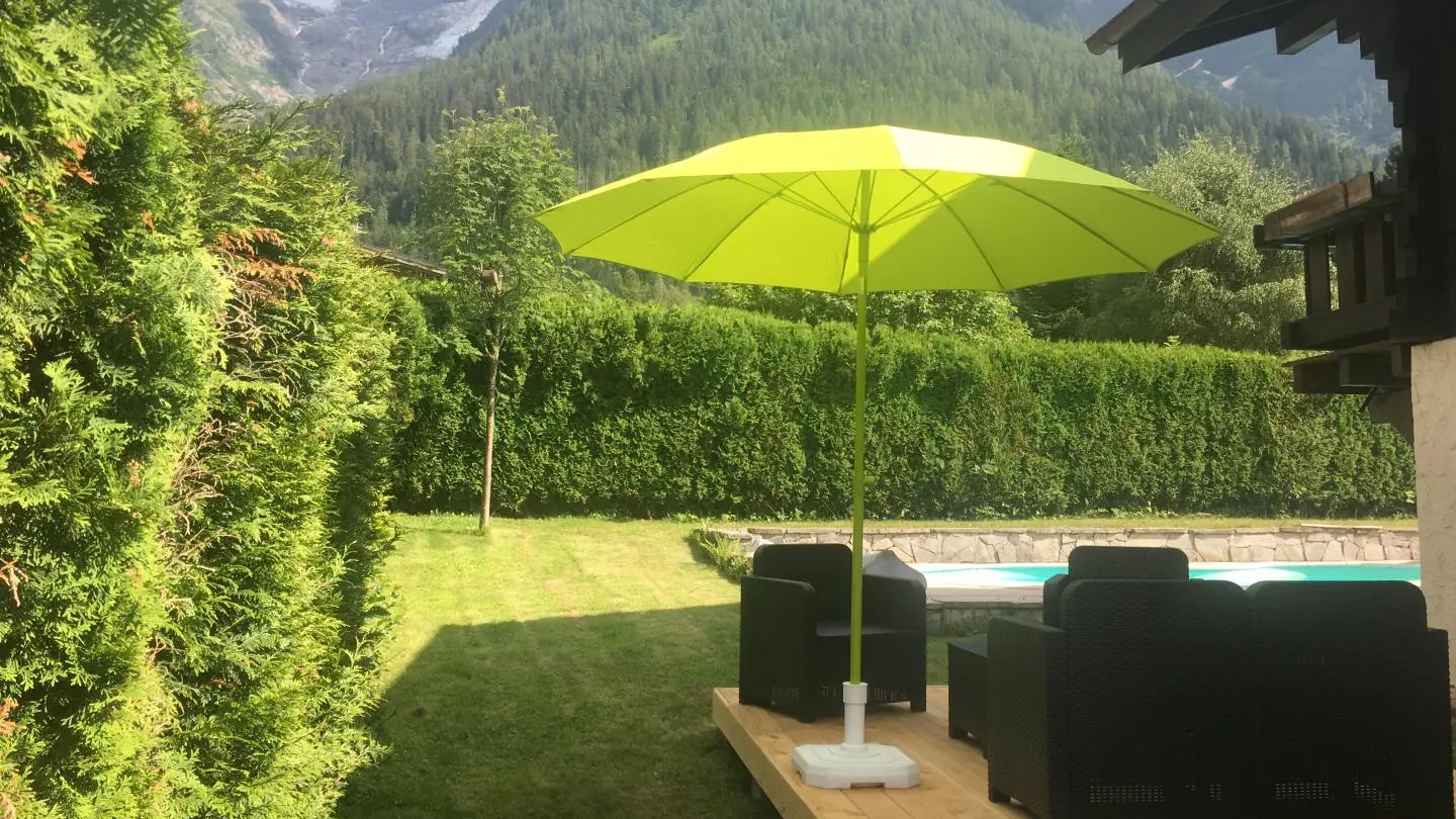 Espace terrasse privatif sur l'arrière du gîte