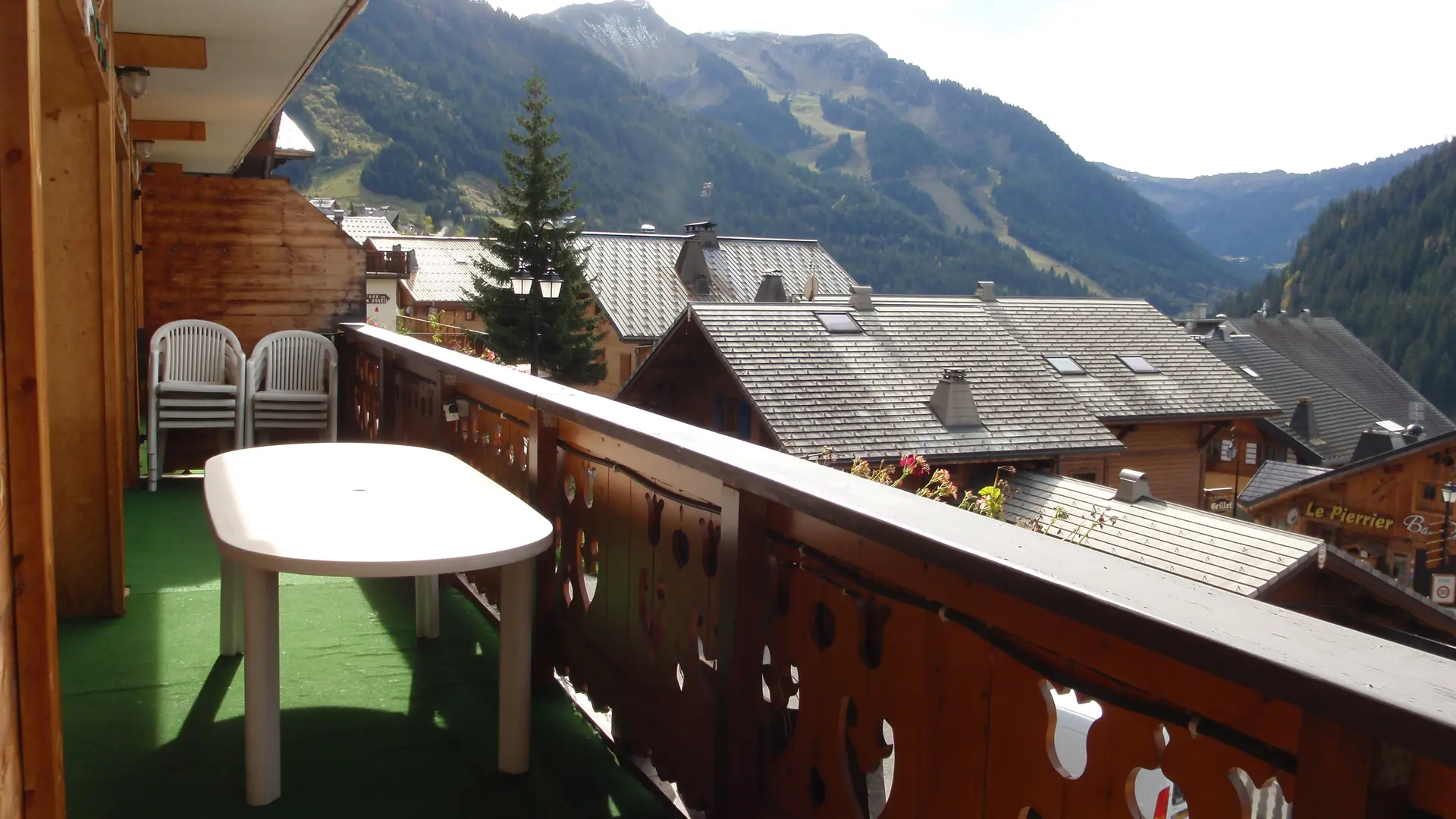Balcon terasse avec vue sur le village